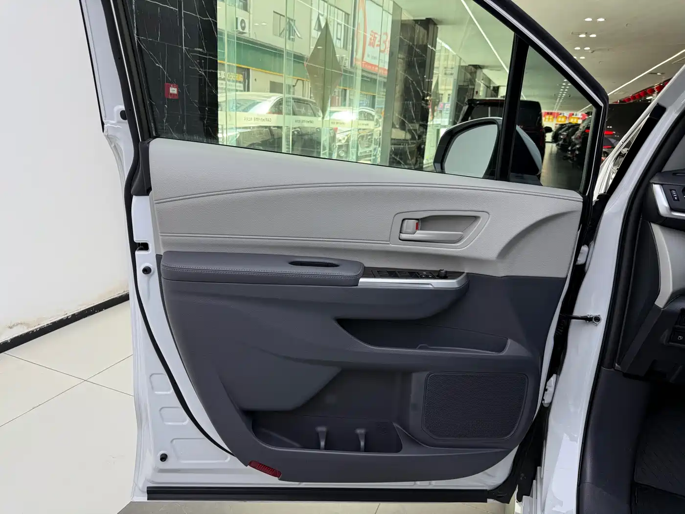 Toyota Granvia 2023 2.5L Hybrid Comfort Edition фото 9