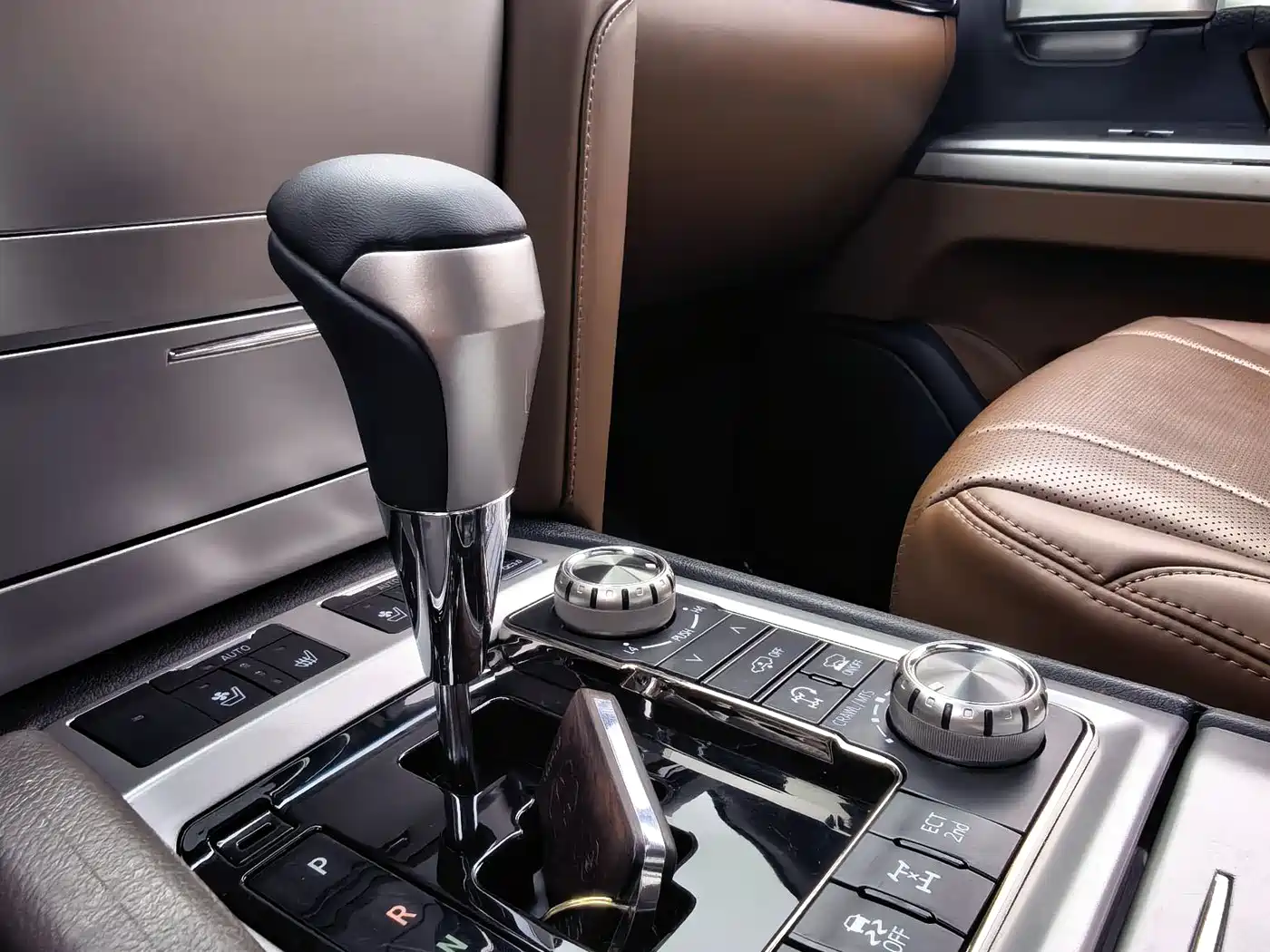 Toyota Land Cruiser (Import) 2015 4.6L V8 Middle East Limited Edition фото 10