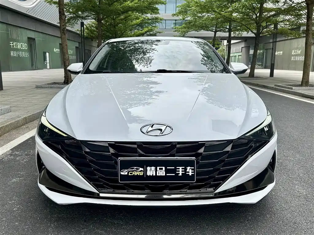 Hyundai Elantra 2021 1.5L CVT LUX Premium Edition фото 2