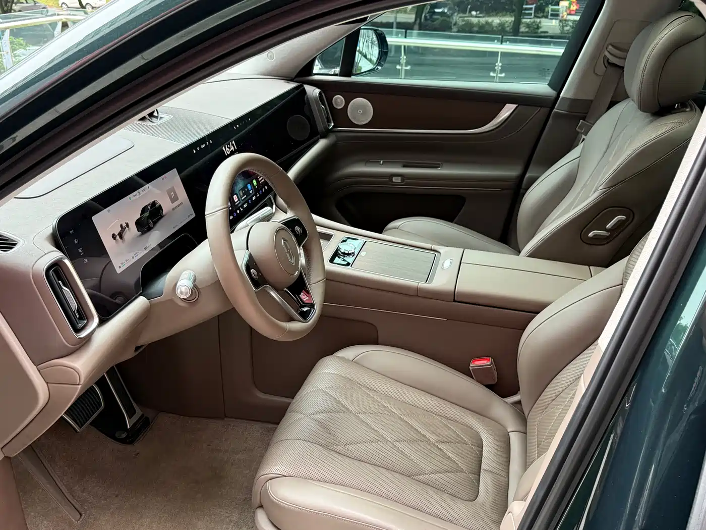 AITO Wenjie AITO M9 2024 Range Extender Max Edition 42kWh 6-seater фото 9