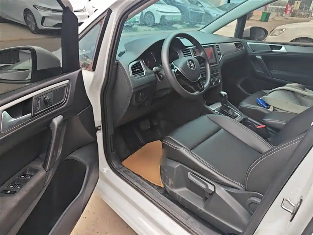 Volkswagen Golf Sportsvan 2018 1.6L Automatic Comfort фото 16