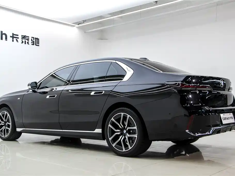 BMW 7 Series 2023 Model 735Li M Sport Package фото 7