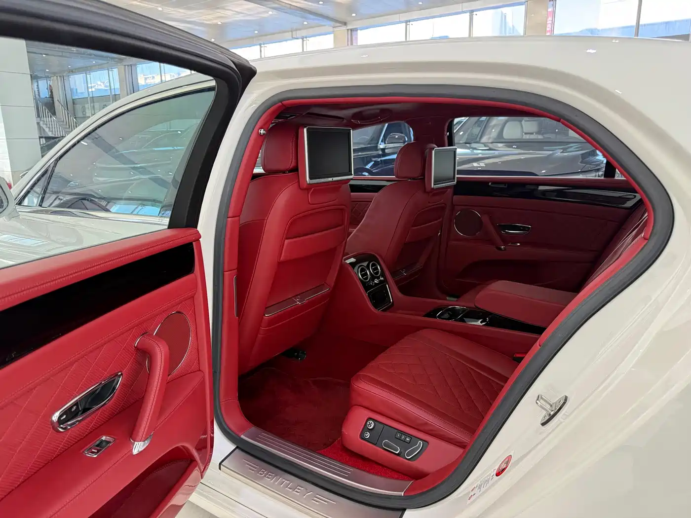 Bentley Flying Spur 2016 4.0T V8 Standard Edition фото 7