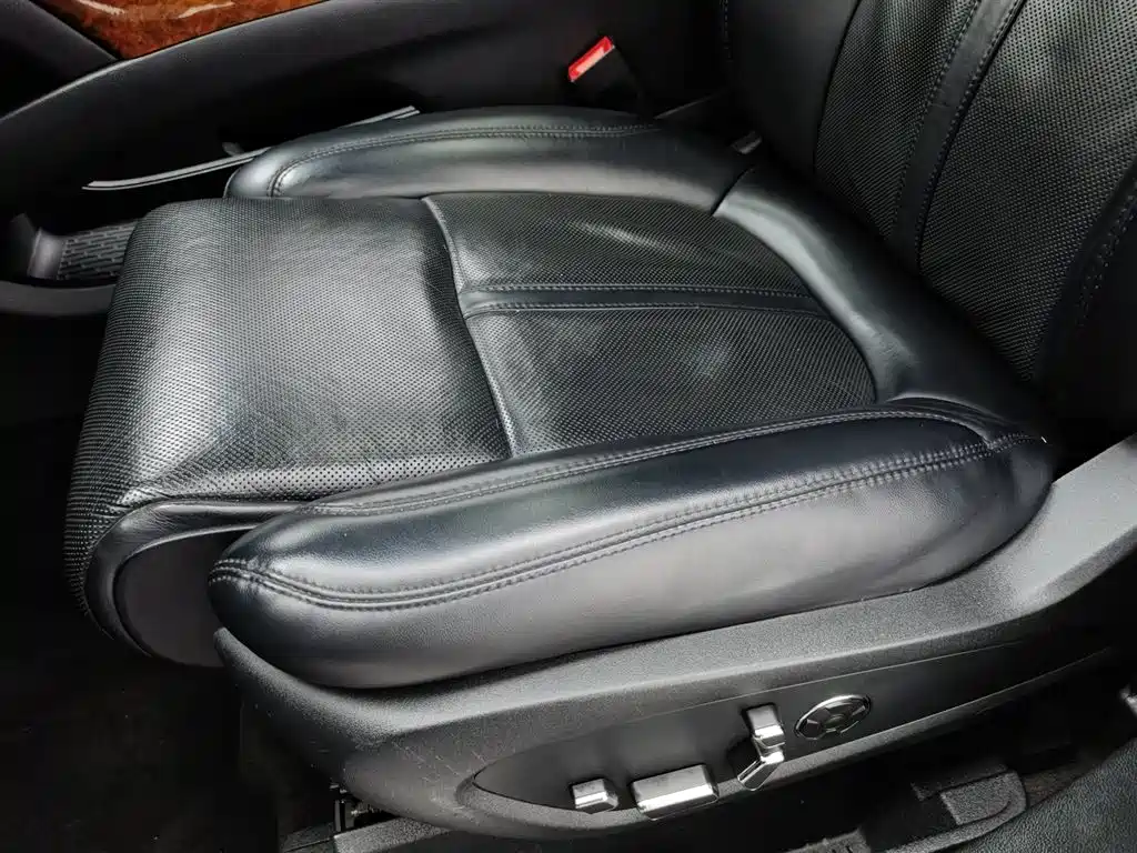 LINCOLN NAVIGATOR (IMPORT)