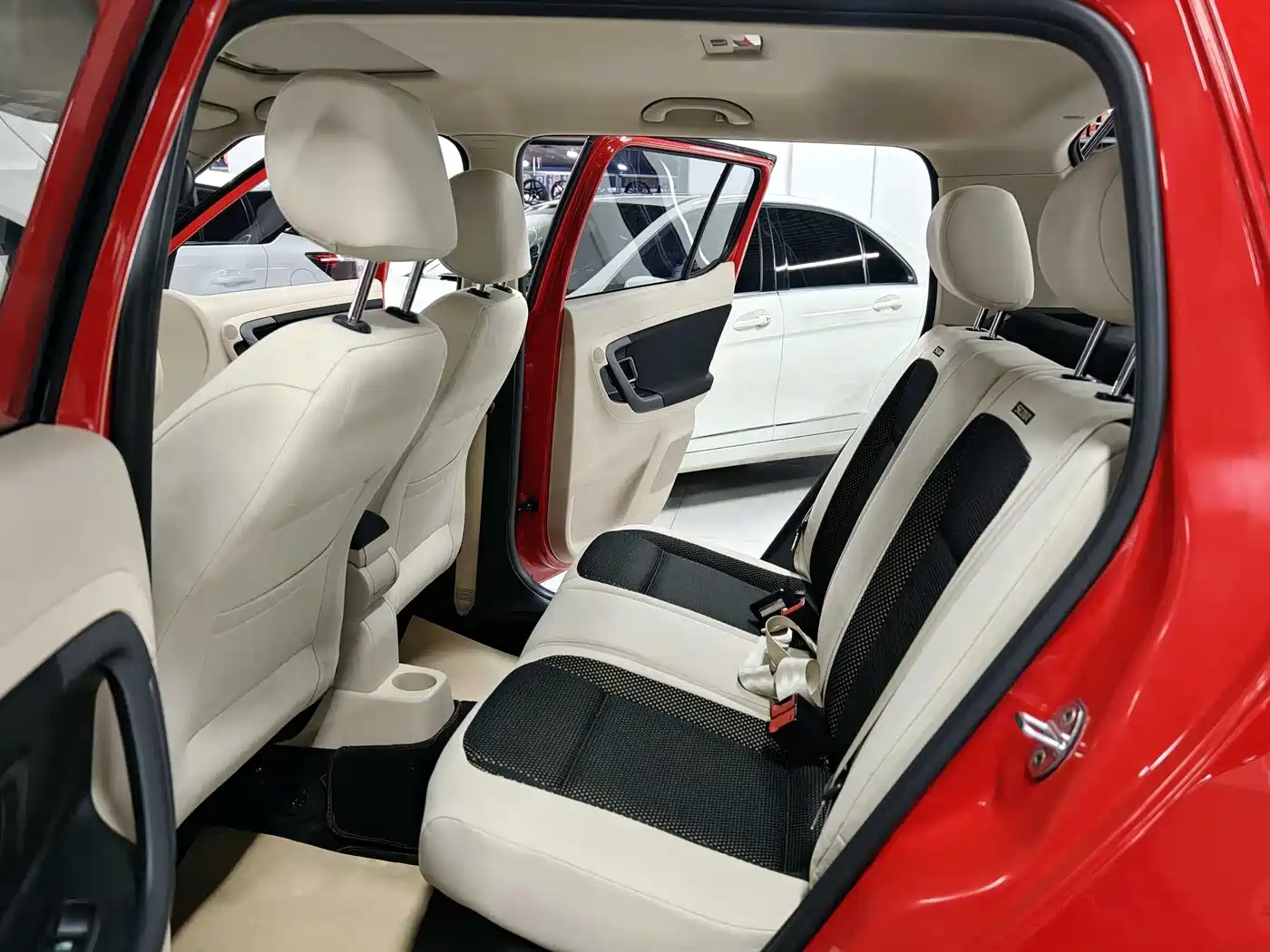 Škoda Fabia 2012 1.6L Scout фото 6