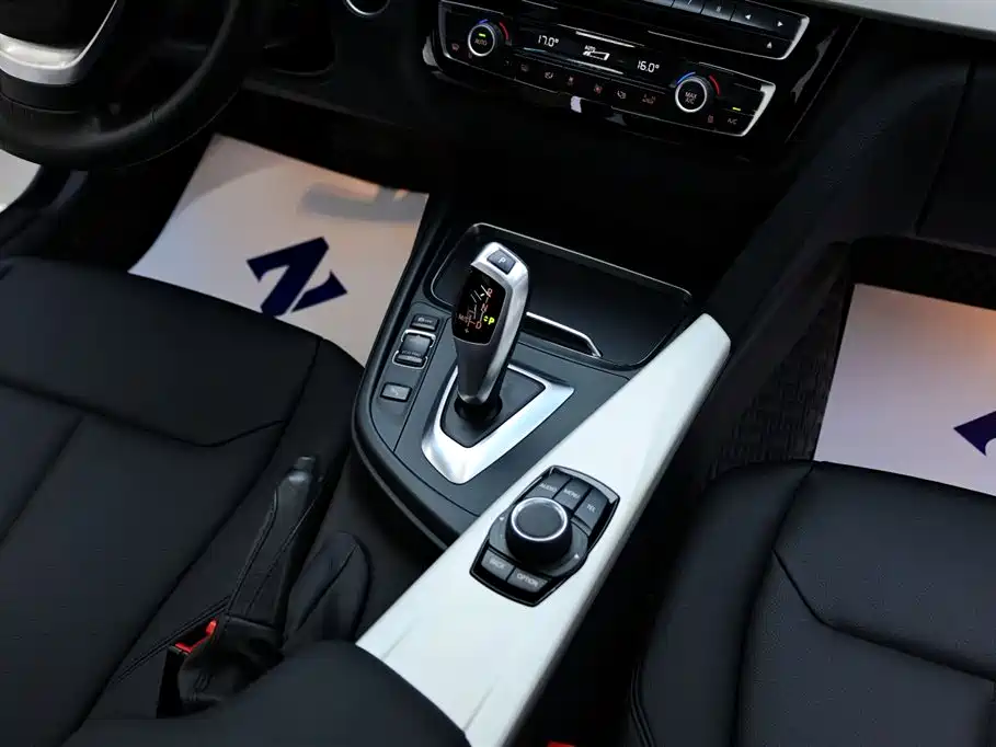 BMW 3 Series GT 2017 320i Fashion фото 22