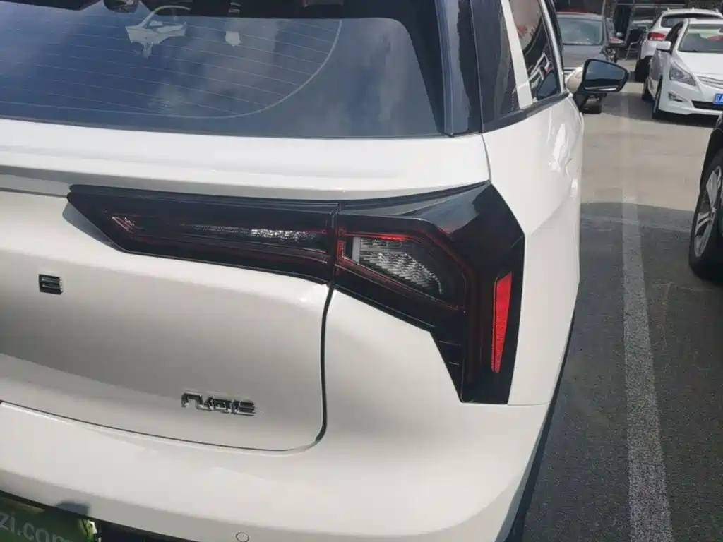 Фото 8 - Geely Geometry E Firefly