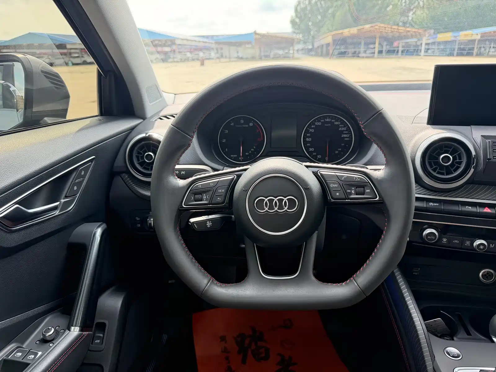 Photo 10 - Audi Q2L