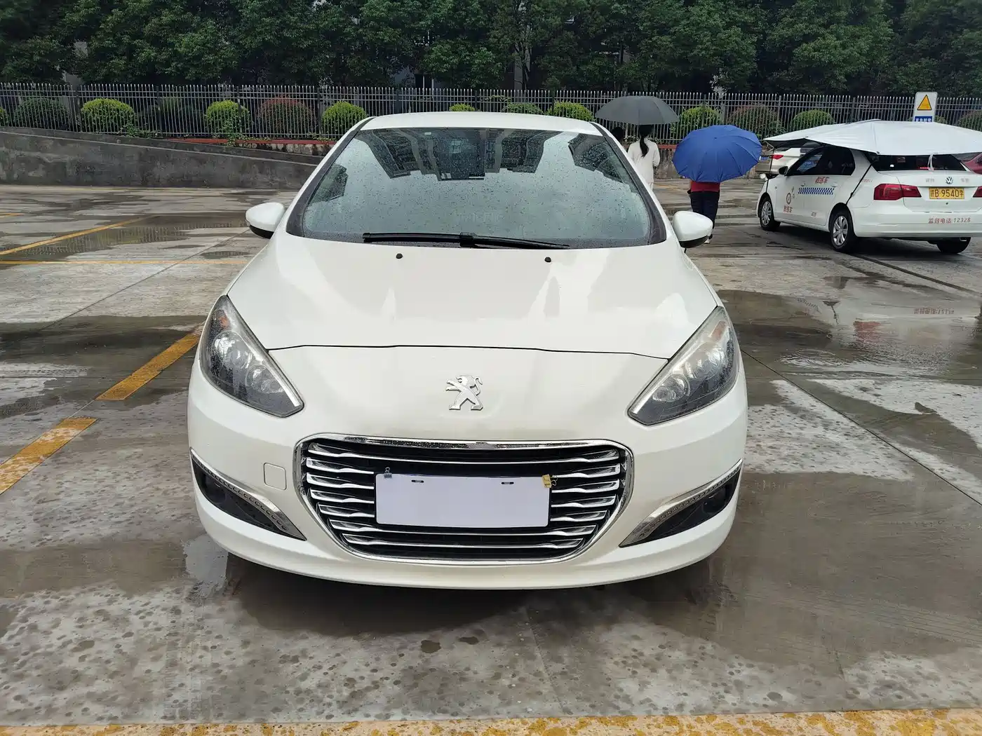 Peugeot 308 2014 Model Joy Edition Classic 1.6L Automatic Superior Style фото 2