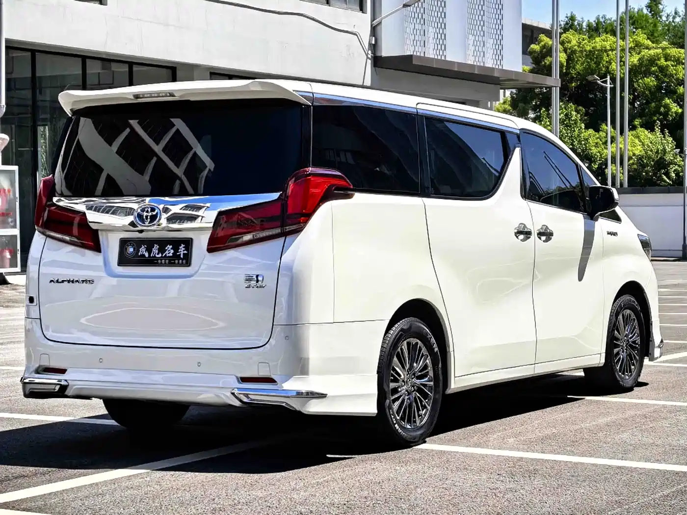 Toyota Alphard 2019 Hybrid 2.5L Luxury фото 4
