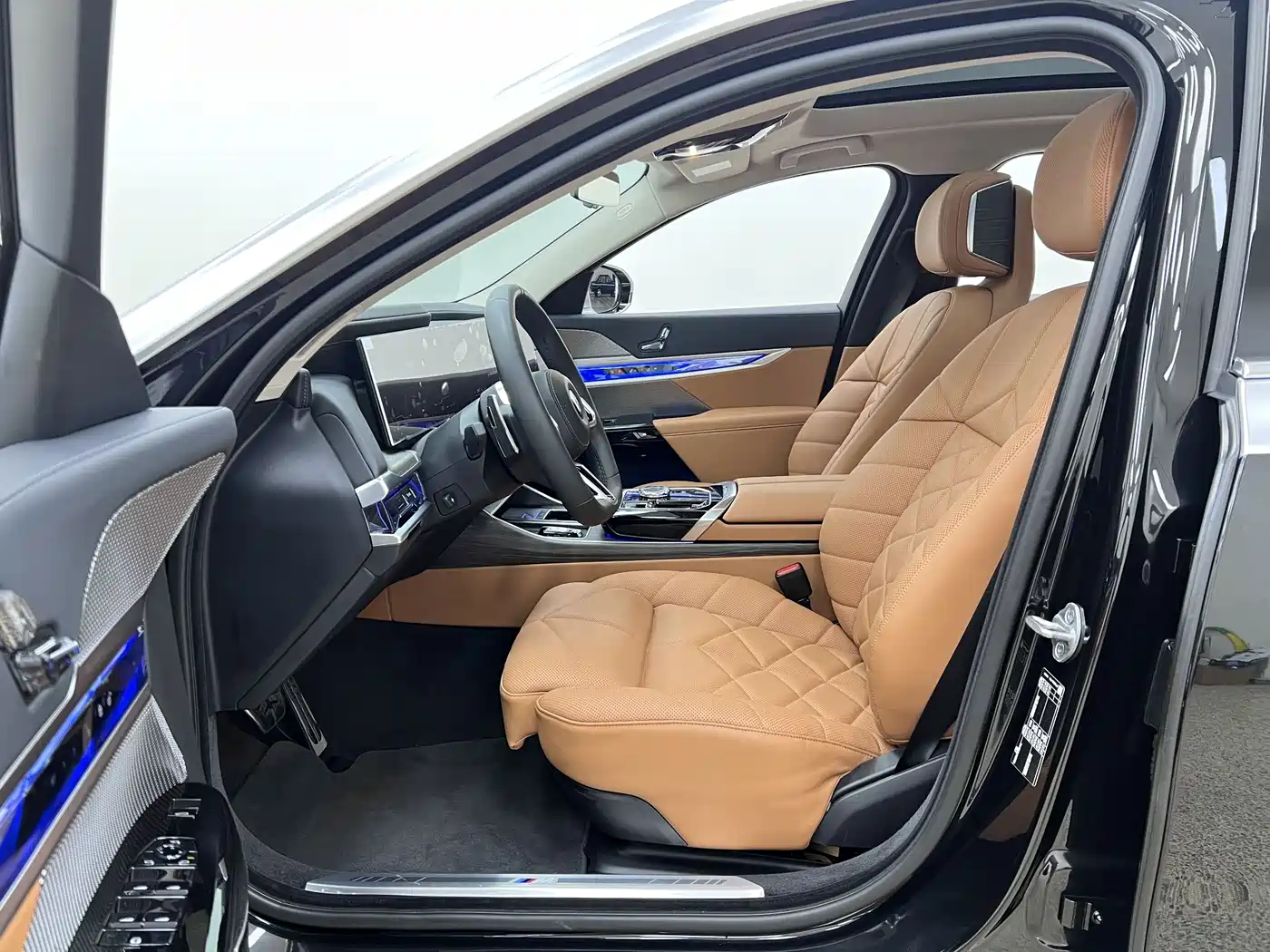 BMW 7 Series 2023 Model 740Li Leading M Sport Package фото 35