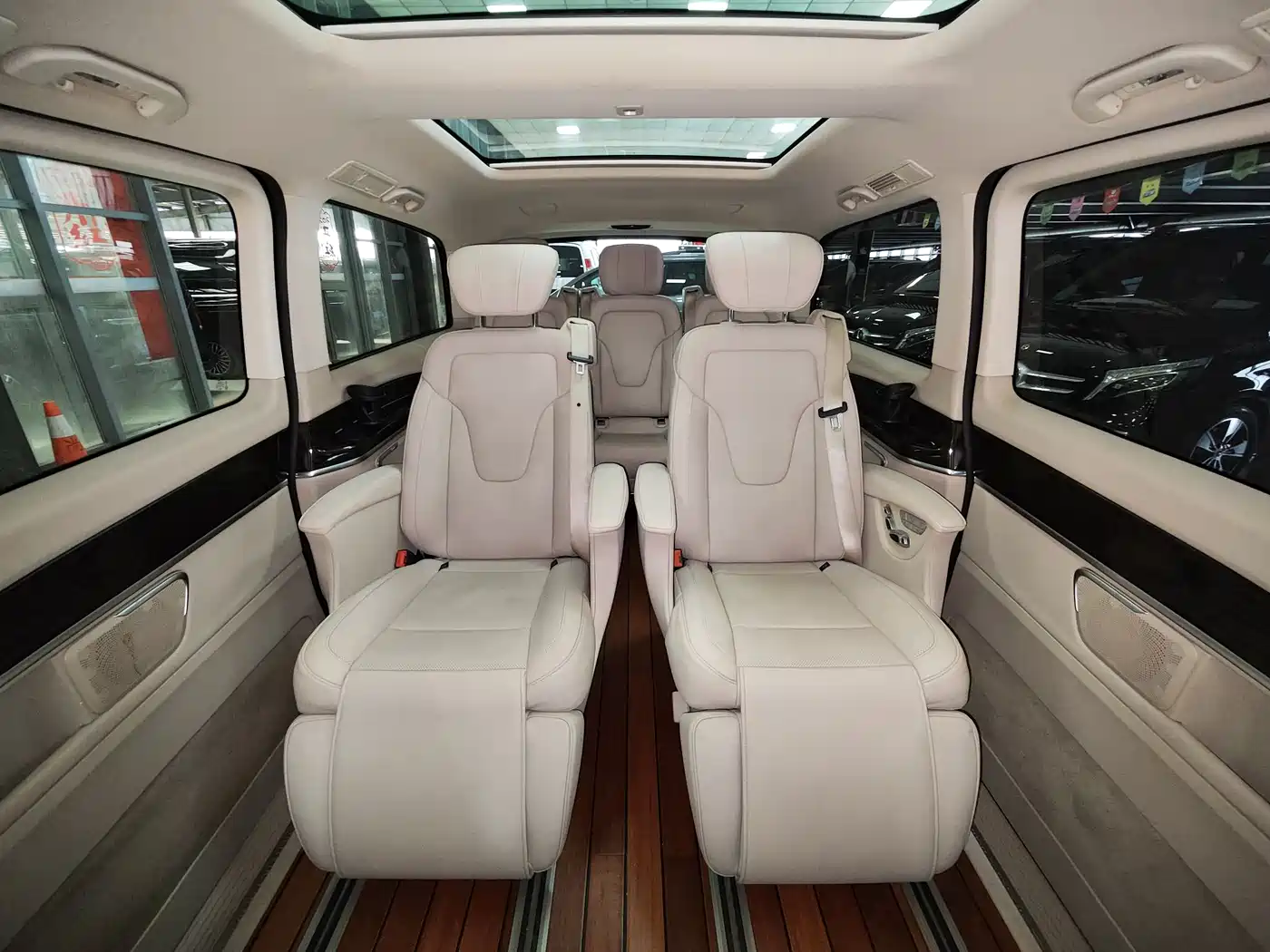 Mercedes-Benz V-Class 2018 V 260 L Premium Long Wheelbase Edition China VI фото 8