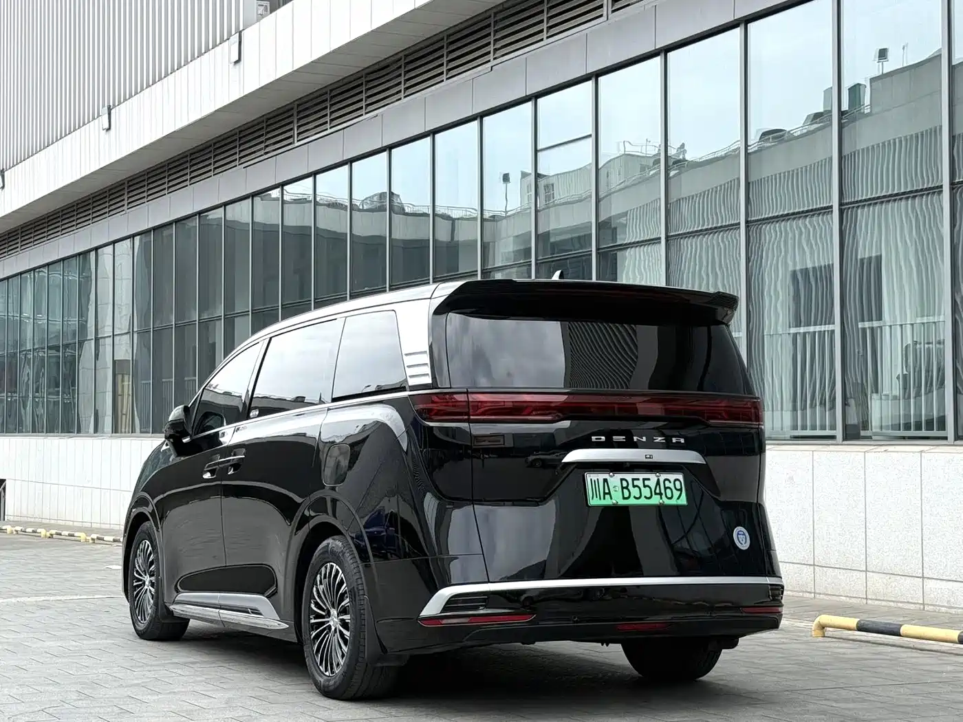Denza D9 2024 EV 600 AWD Premium фото 9