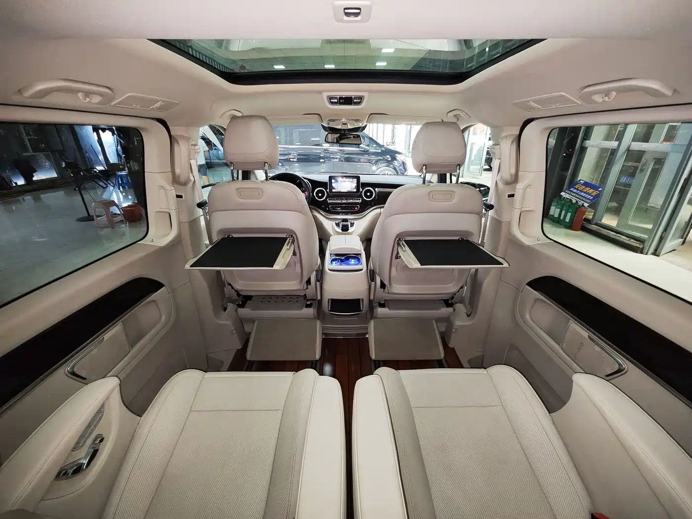 Mercedes-Benz V-Class 2018 V 260 L Premium Long Wheelbase Edition China VI фото 9
