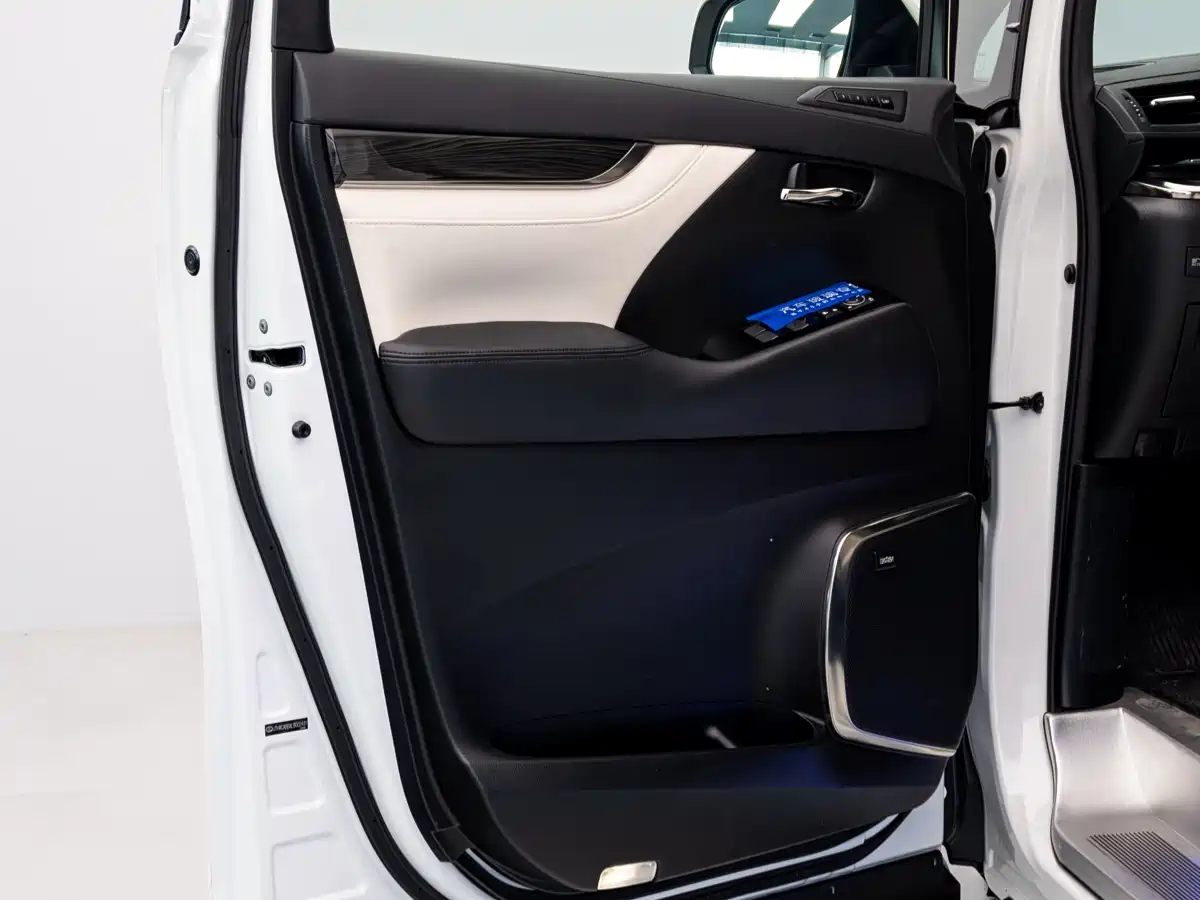 Lexus LM 2020 300h Seven-Seater Elegance Edition фото 4