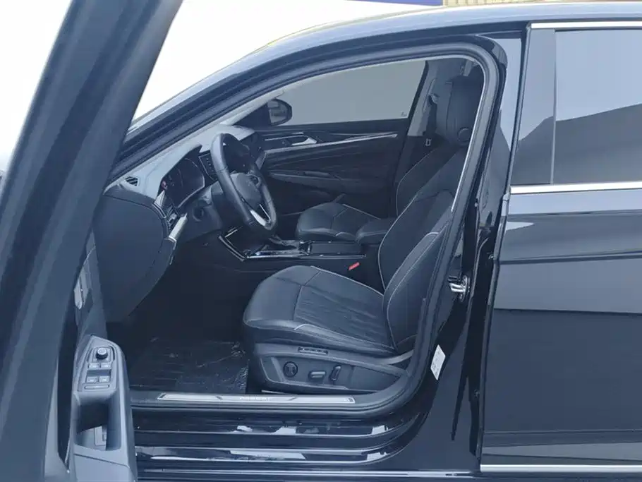 Volkswagen Passat 2022 330TSI Luxury Edition фото 9