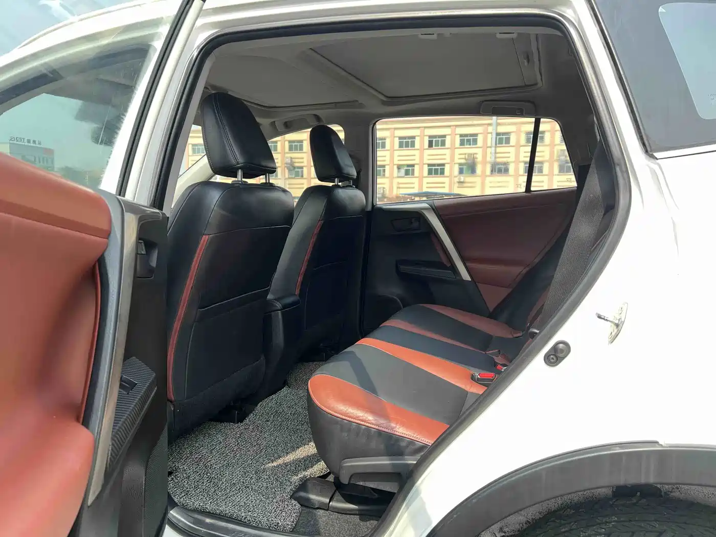 Фото 9 - Toyota RAV4