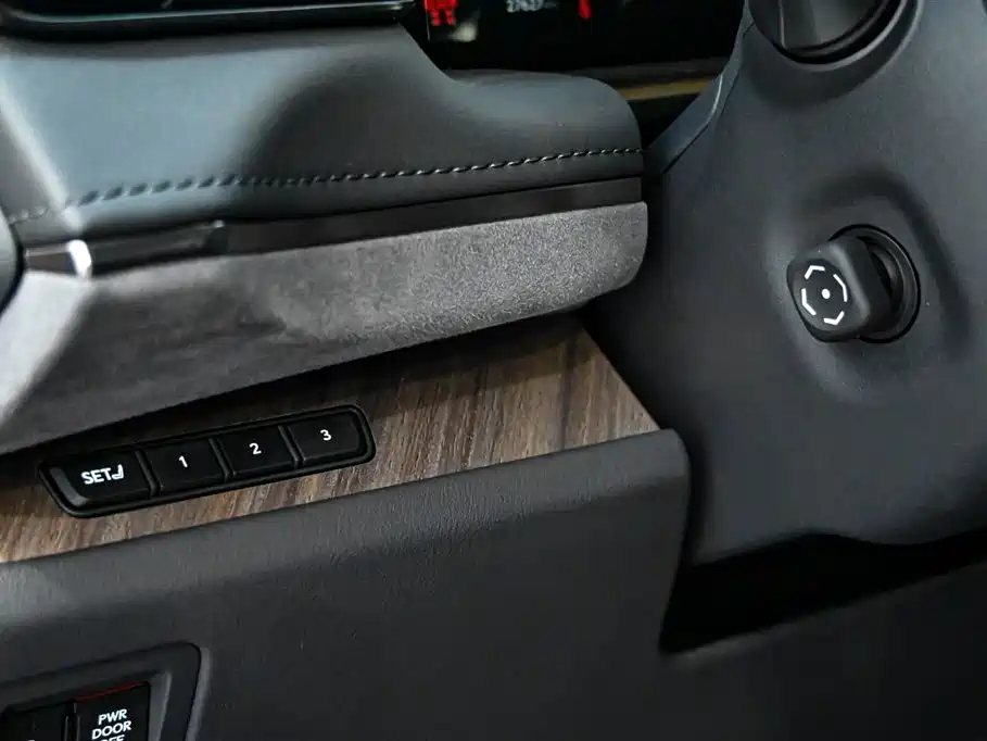 Lexus LM 2023 500h 6-Seater Prestige Edition фото 21