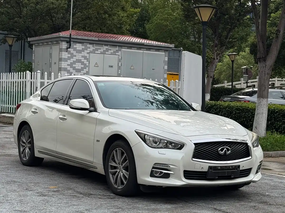 Фото 3 - Infiniti Q50L
