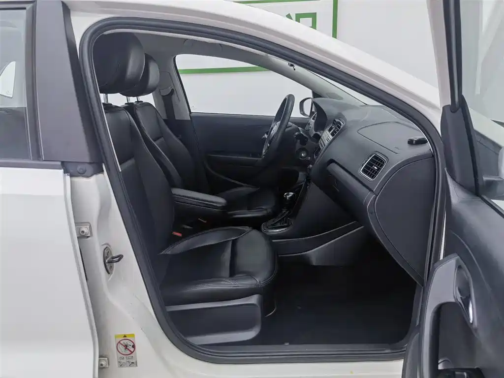 Volkswagen Polo 2014 1.4L Automatic Comfort Edition фото 23