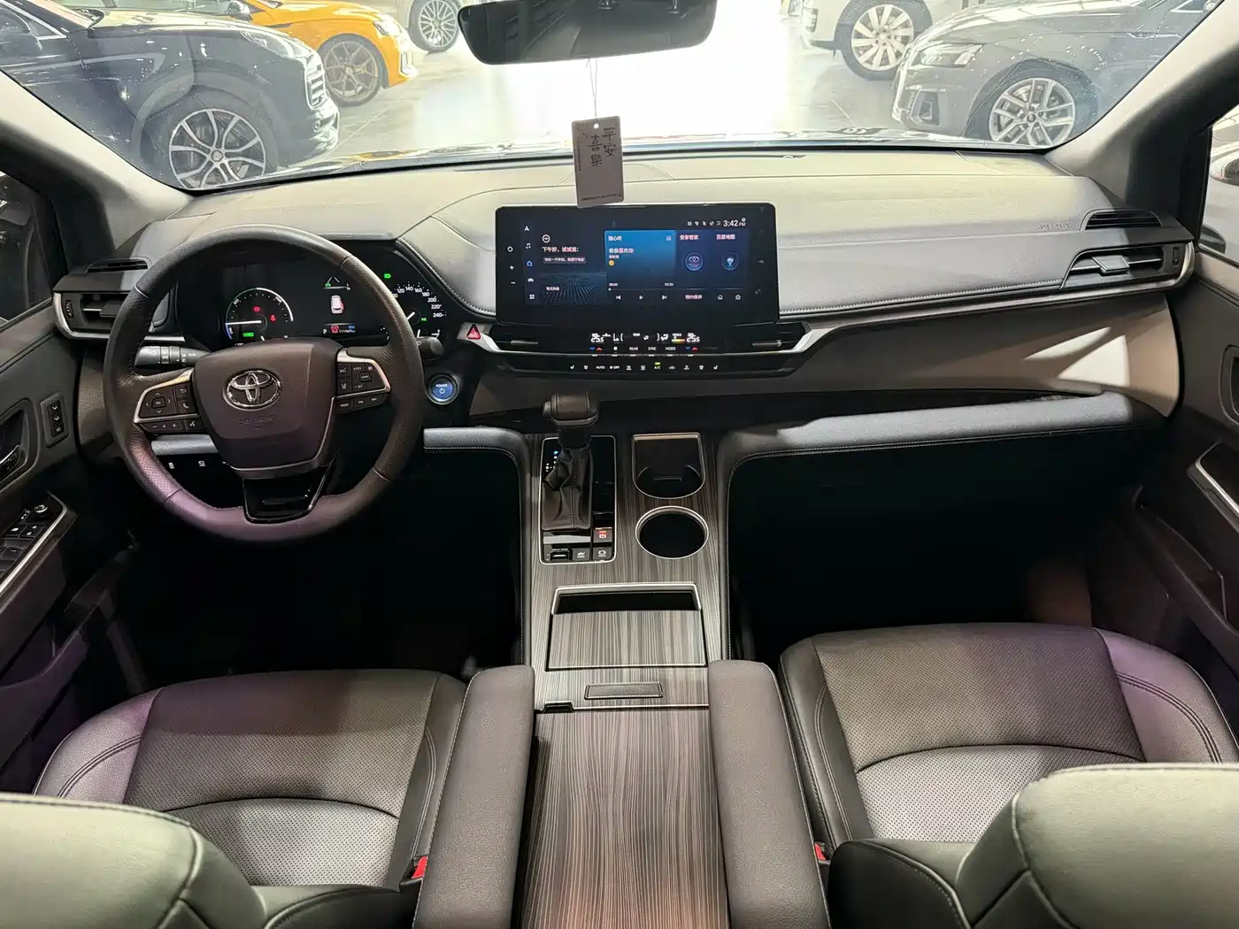 Toyota Granvia 2023 2.5L Hybrid VIP Edition фото 5
