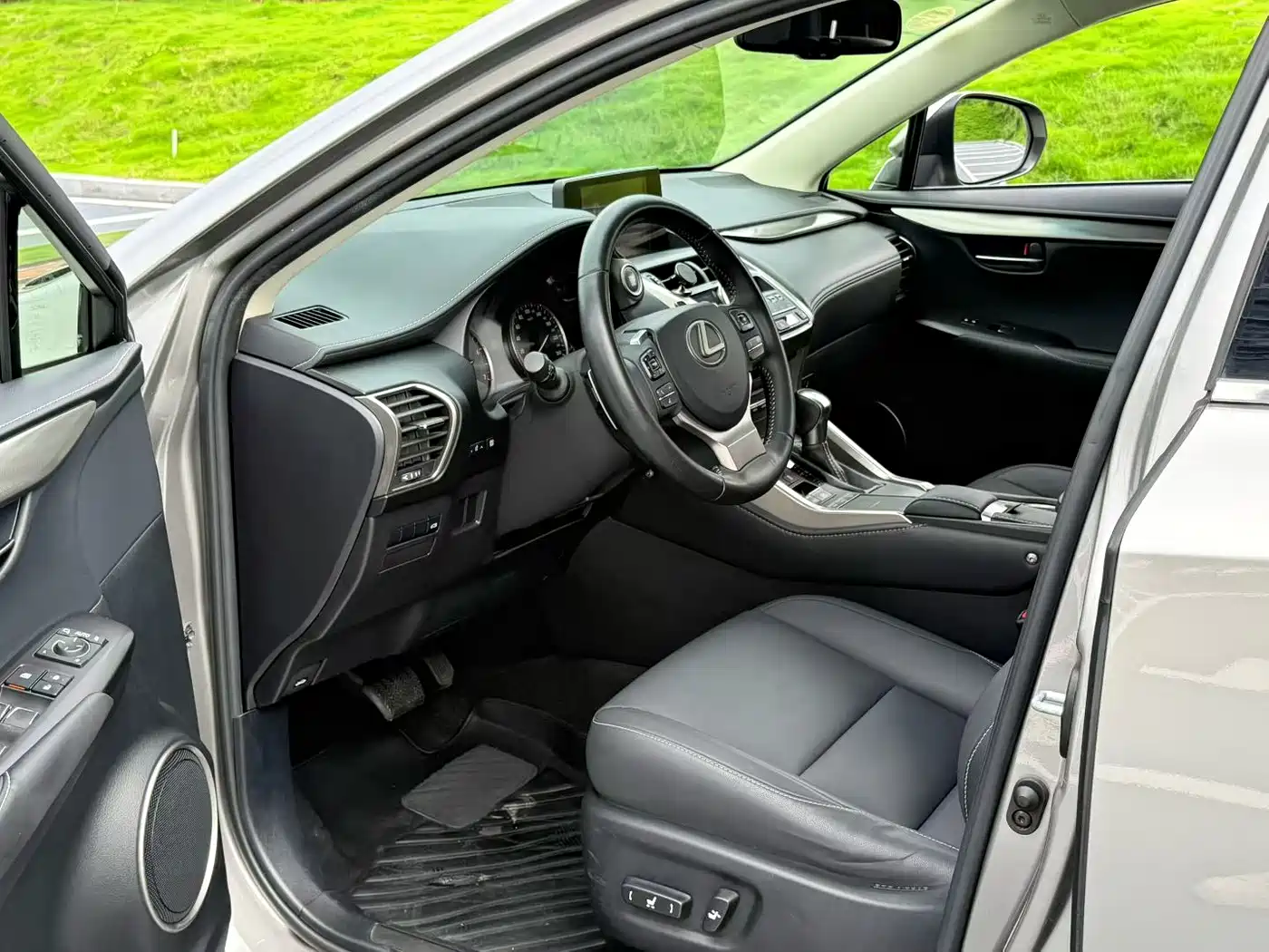 Lexus NX 2018 Model 300 FWD Fengxing Edition фото 4
