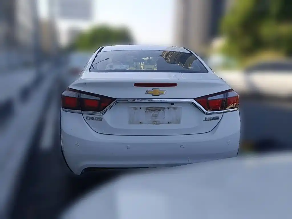 Photo 5 - Chevrolet Cruze