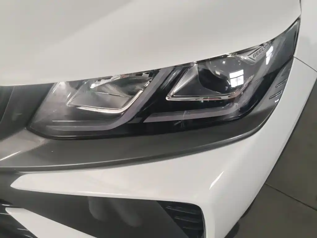 Фото 24 - Geely Coolray
