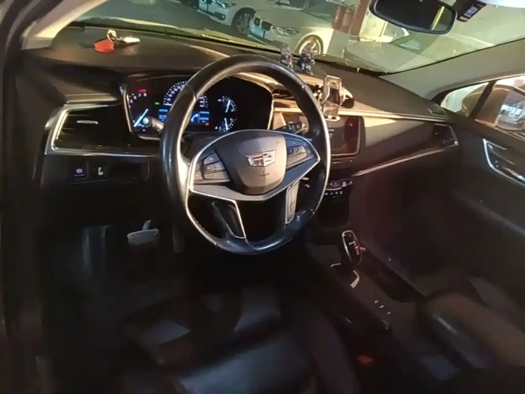 Фото 6 - Cadillac XT5