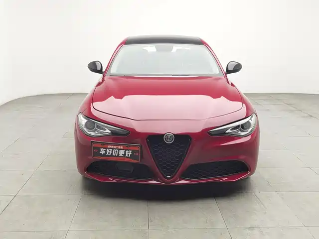 Alfa Romeo Giulia 2017 2.0T 200HP Luxury Edition — фото 3