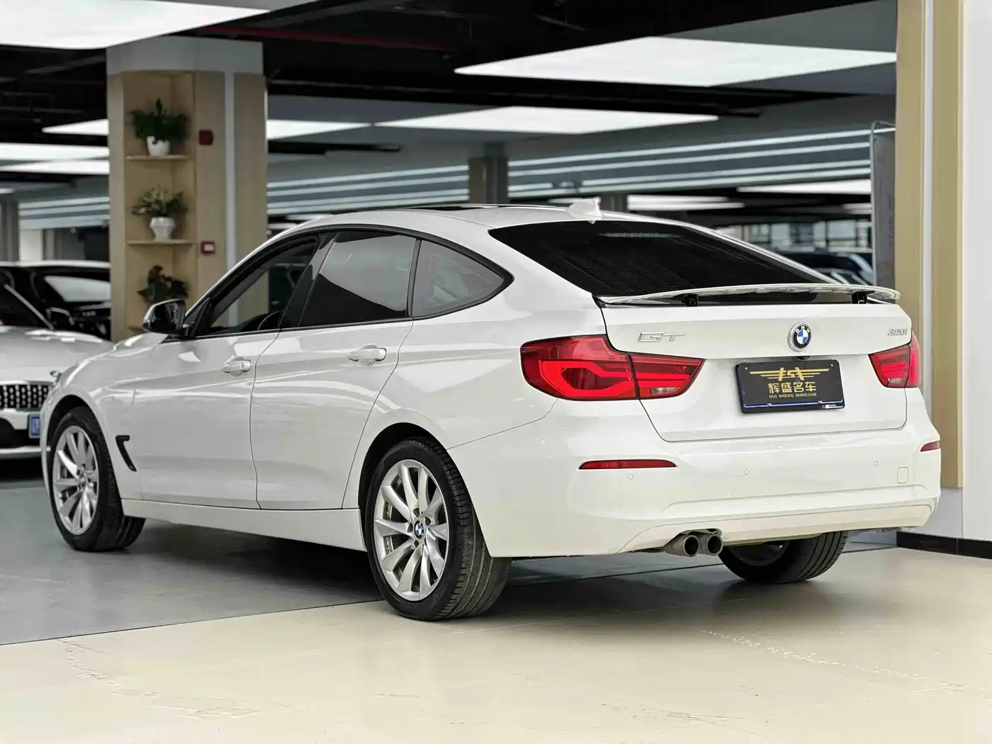 BMW 3 Series GT 2019 320i Fashion Model фото 3