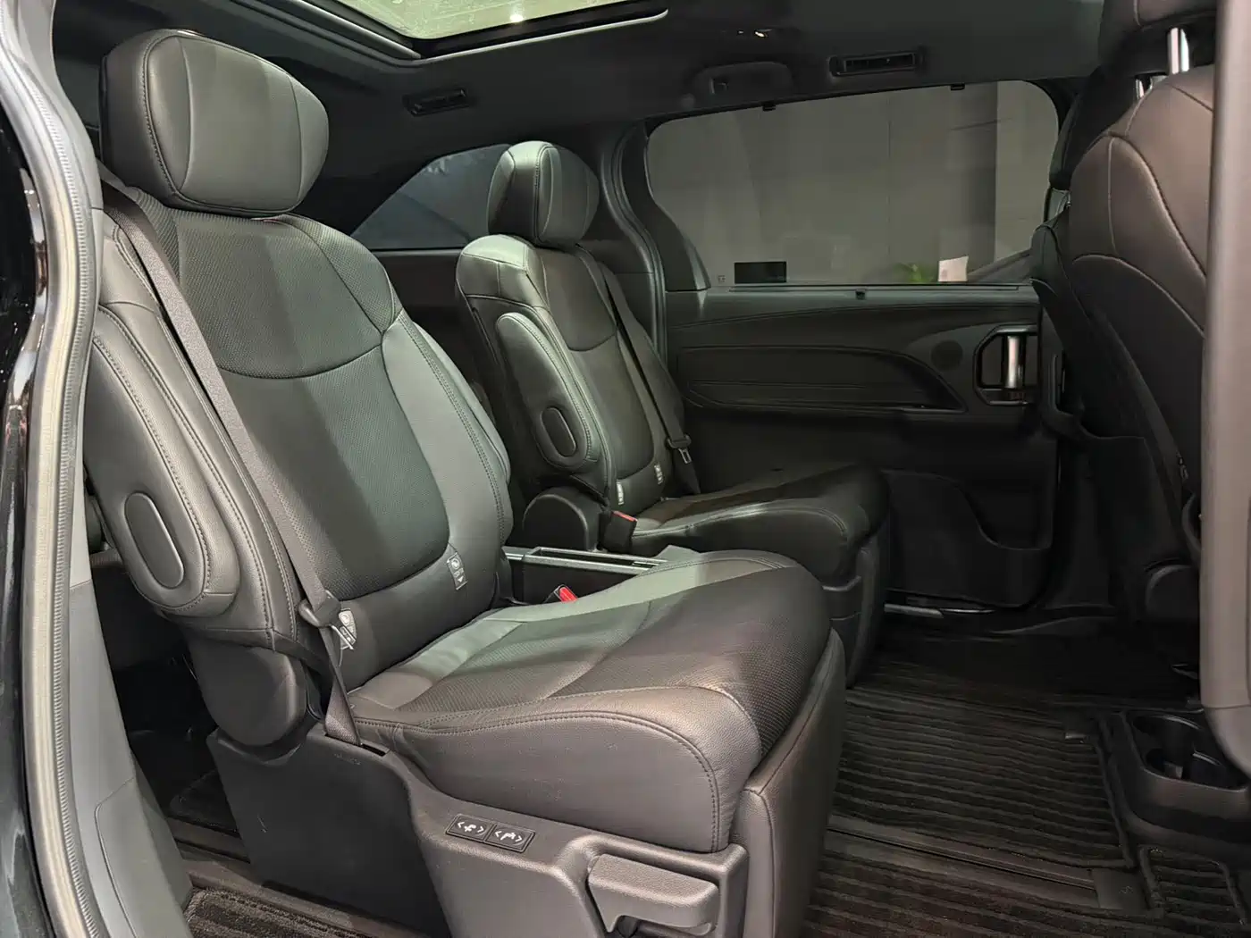 Toyota Granvia 2023 2.5L Hybrid VIP Edition фото 10