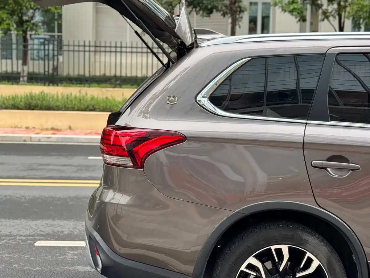 MITSUBISHI OUTLANDER