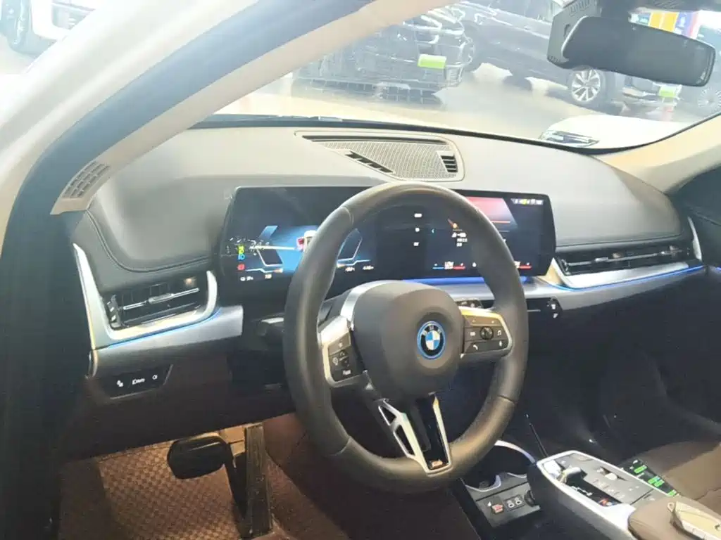 Photo 10 - BMW iX1