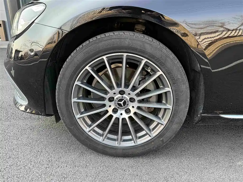 Фото 3 - Mercedes-Benz E-Class