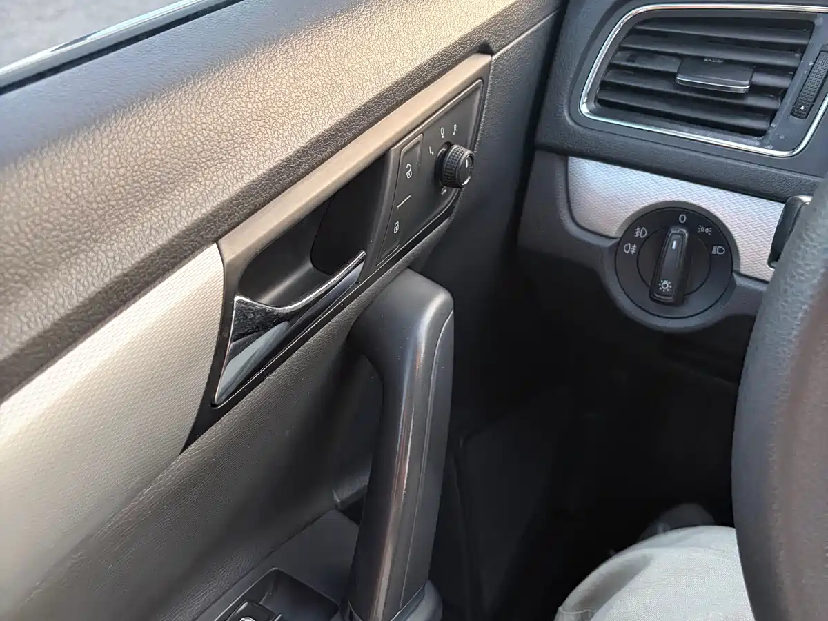 Volkswagen Lavida Tour 2013 1.6L Manual Comfort фото 18