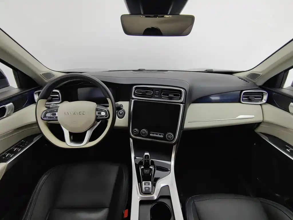 Photo 5 - Lynk & Co 01