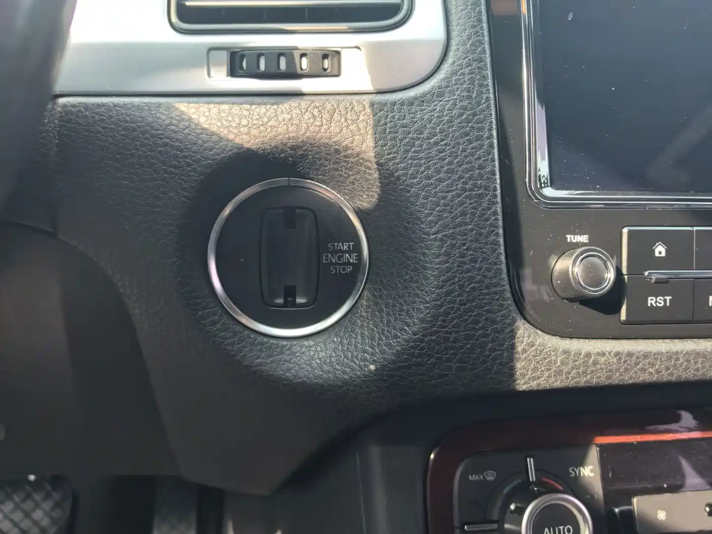 Volkswagen Touareg 2012 2011 3.0TSI Standard