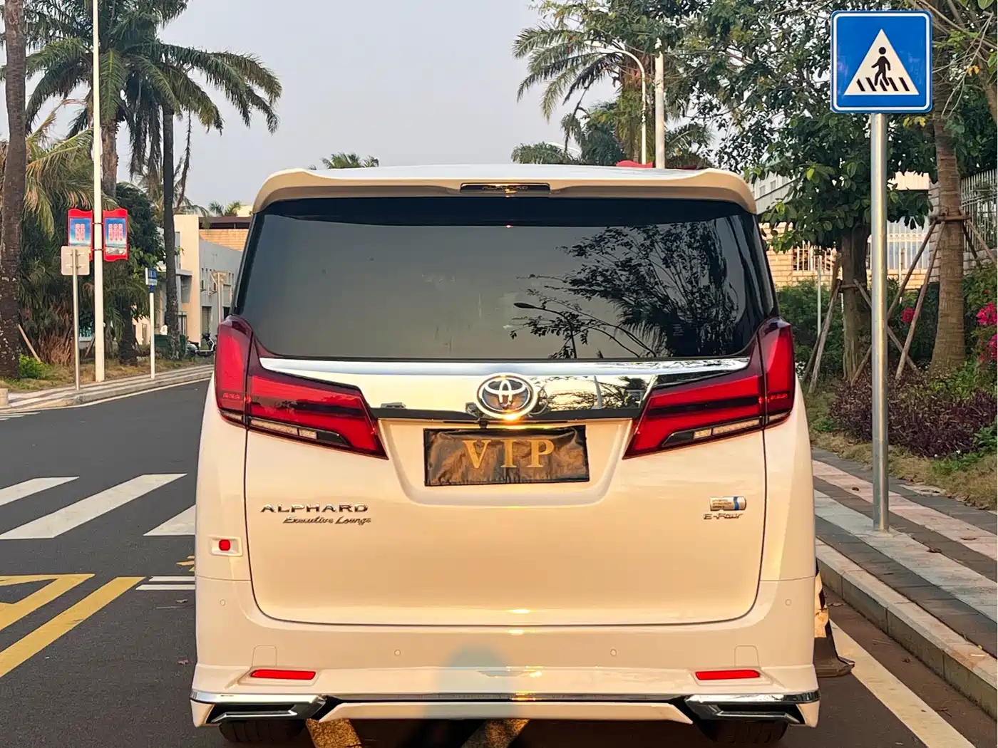 Toyota Alphard 2020 Hybrid 2.5L Premium Edition фото 8