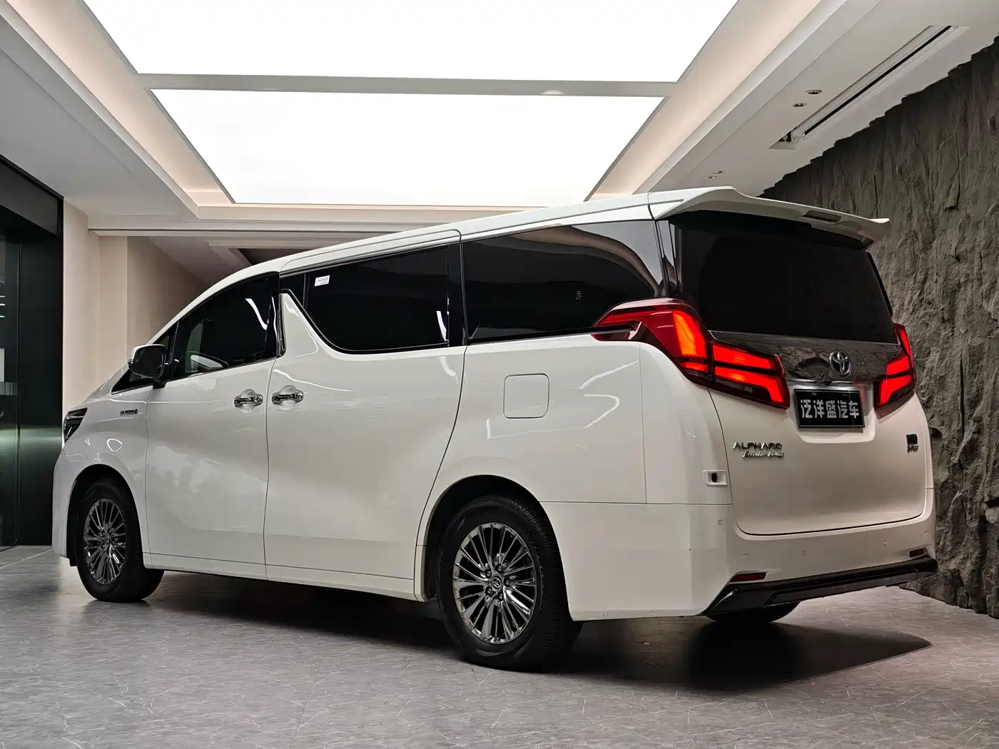 Toyota Alphard 2021 Hybrid 2.5L Premium фото 15