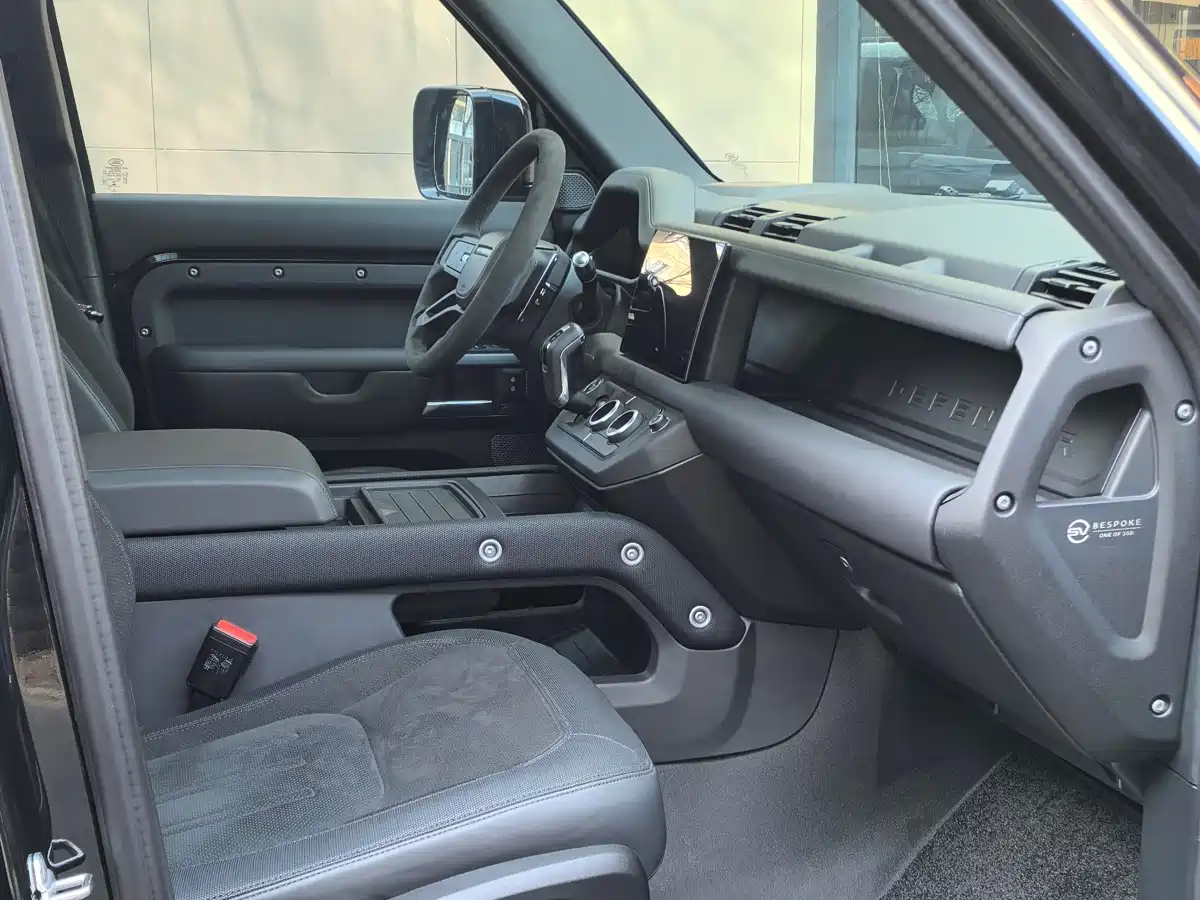 Photo 5 - Land Rover Defender