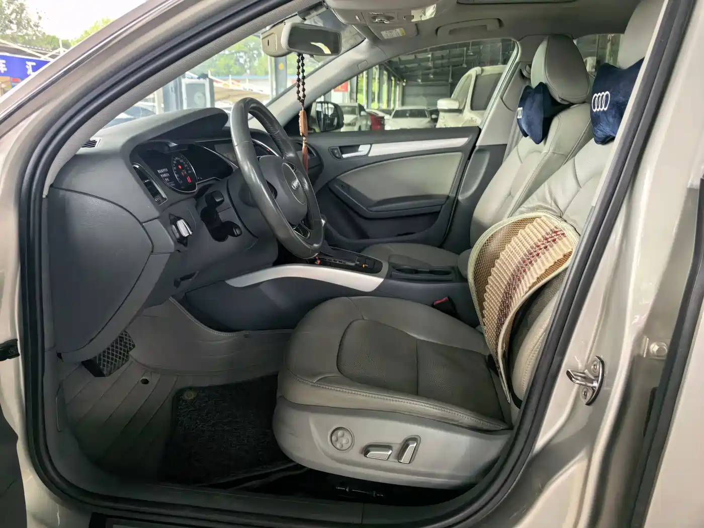 Photo 4 - Audi A4L