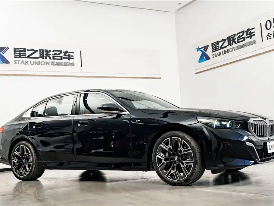 BMW 5 Series 2025 530Li Premium M Sport Package фото 6