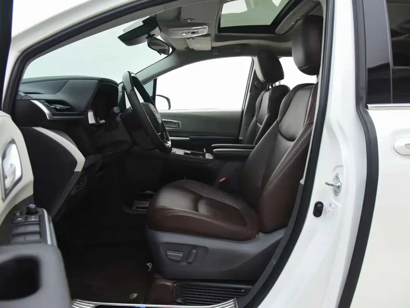 Toyota Sienna 2023 2.5L Hybrid Comfort Edition фото 8