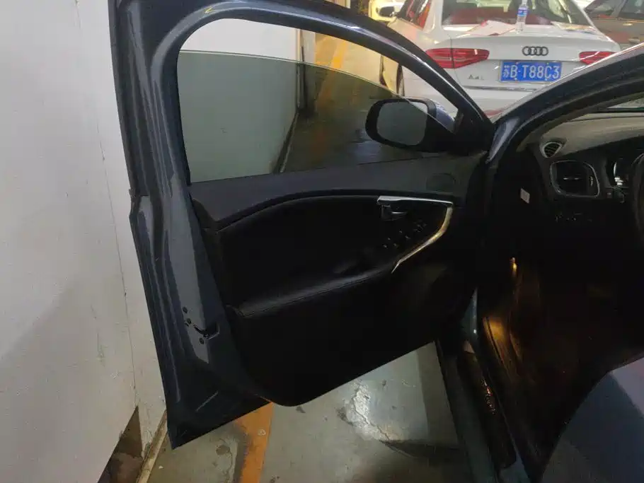 Volvo V40 2018 2018 T3 Momentum Edition