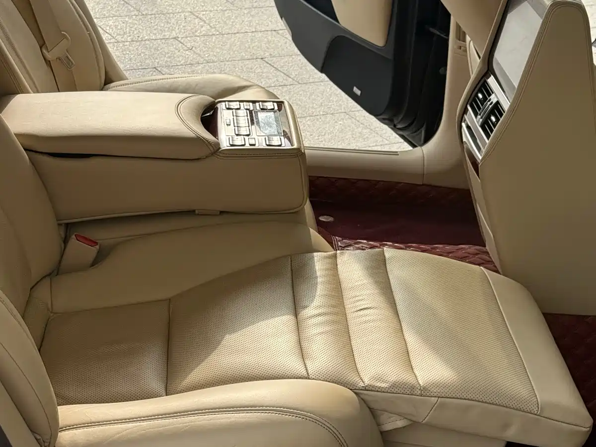 Lexus LS 2010 600hL фото 18