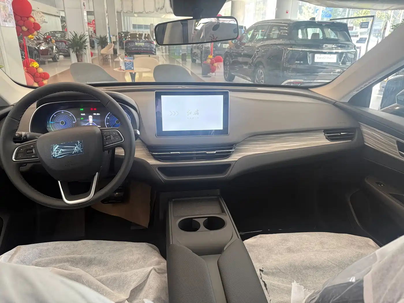 Hongqi E-QM5 2026 2025 Model 500km Travel Edition