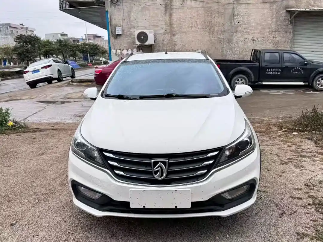 Baojun 310W 2018 2017 1.5L Manual Fashion Edition (China V)
