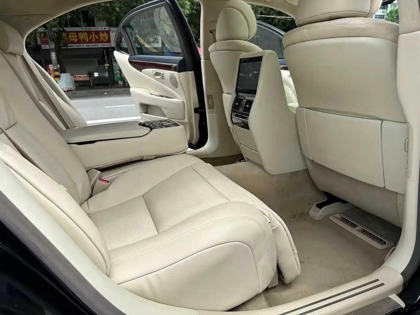 Photo 7 - Lexus LS