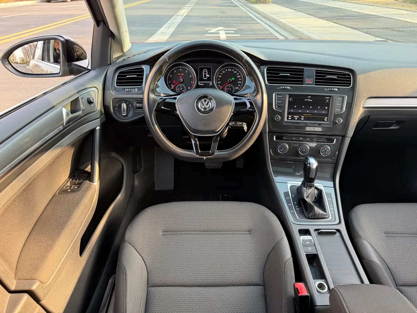 Volkswagen Golf 2017 1.6L Auto Comfort Millionth Edition фото 13